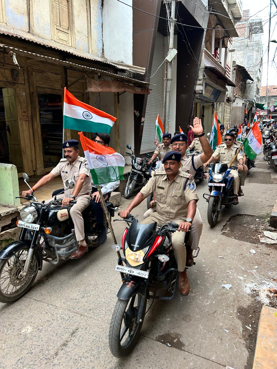 कुक्षी आजादी के अमृत महोत्सव को लेकर थाना प्रभारी के नेतृत्व में तिरंगा अभियान के तहत कुक्षी पुलिस के द्वारा निकाली गई तिरंगा रैली*