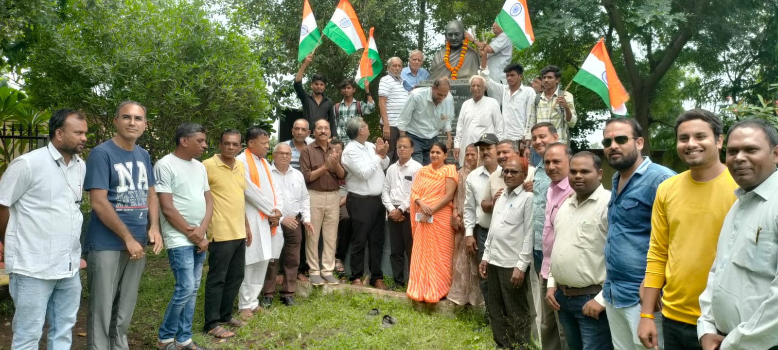 अंजड:- भारतीय जनता पार्टी मण्डल अंजड द्वारा घर-घर तिरंगा अभियान के तहत मंगलवार को नगर में विभिन्न जगहों पर स्थापित महापुरुषो की मूर्ति स्थलों पर स्वस्छ्ता अभियान चला कर साफ सफाई की गई