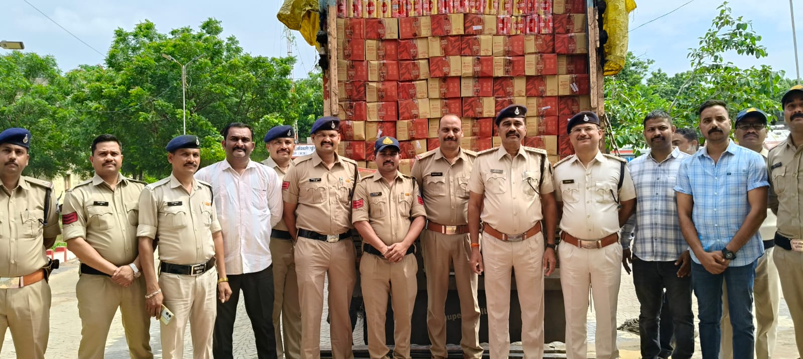 थाना कुक्षी पुलिस द्वारा ट्रक में अवैध शराब परिवहन करते 02 आरोपियो को गिरफ्तार करने में सफलता हासिल की
