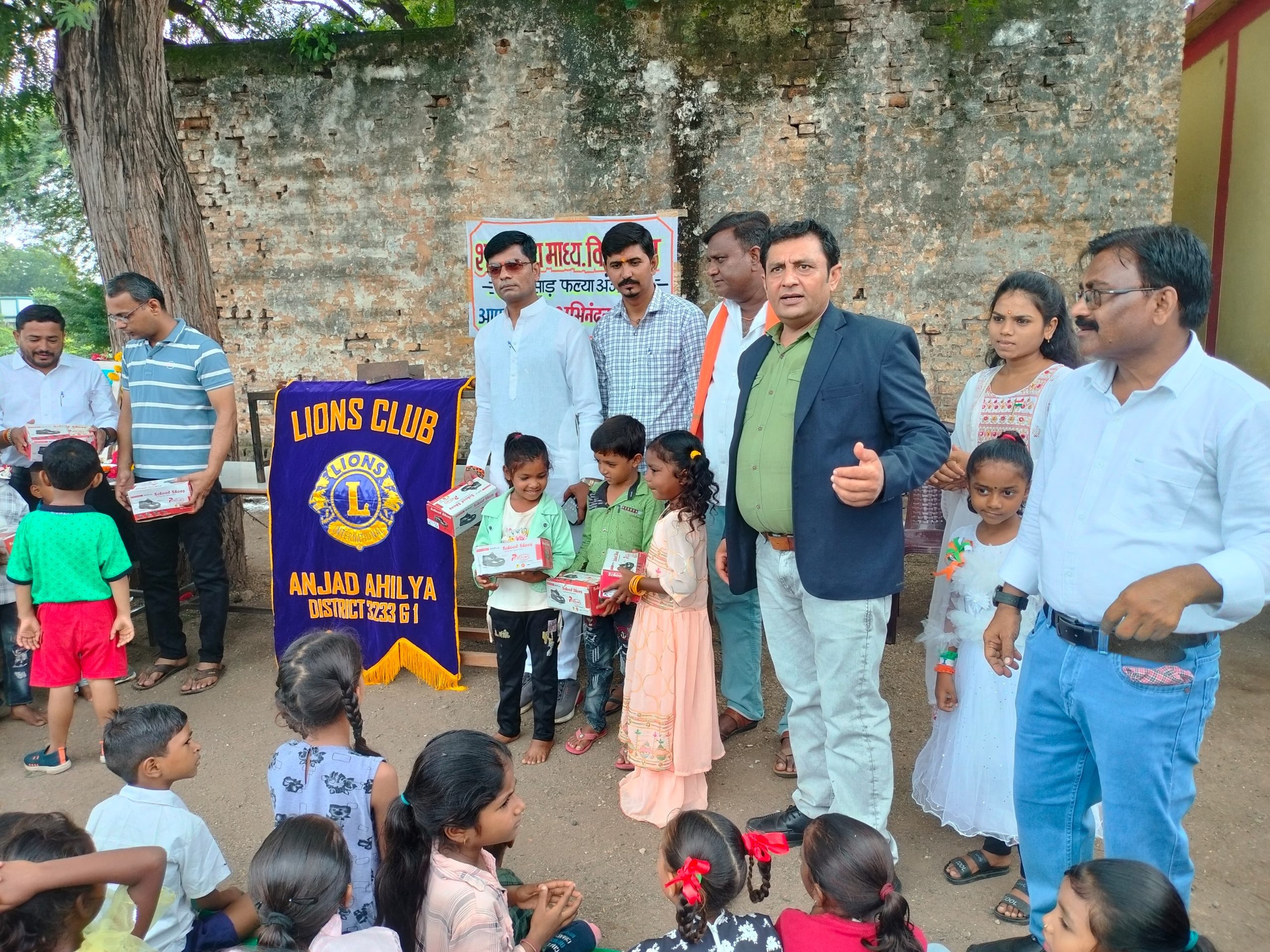 अंजड़ सुसाड़ मोहल्ले की प्रथमिक स्कूल में लायंस क्लब द्वारा 200 जोड़ी जूते बच्चों पहनाये