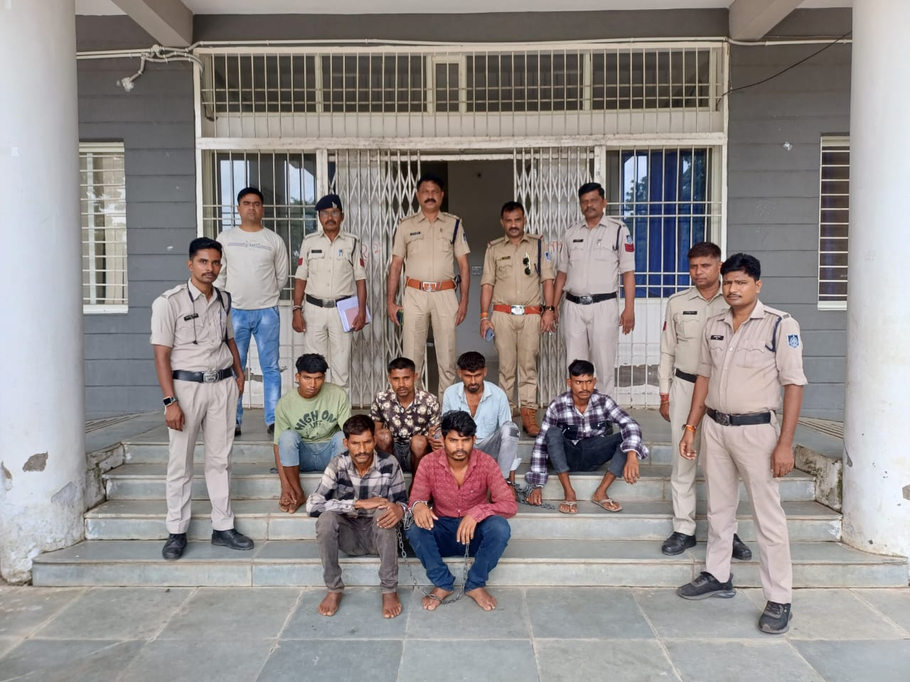 थाना बाग पुलिस द्वारा आईल मील में घुसकर लूट, डकैती की योजना बनाते हुए 06 सशस्त्र बदमाशो को गिरफ्तार करने में सफलता हासिल की, 02 आरोपी अंधेरे का फायदा उठाकर भागने में सफल हुए