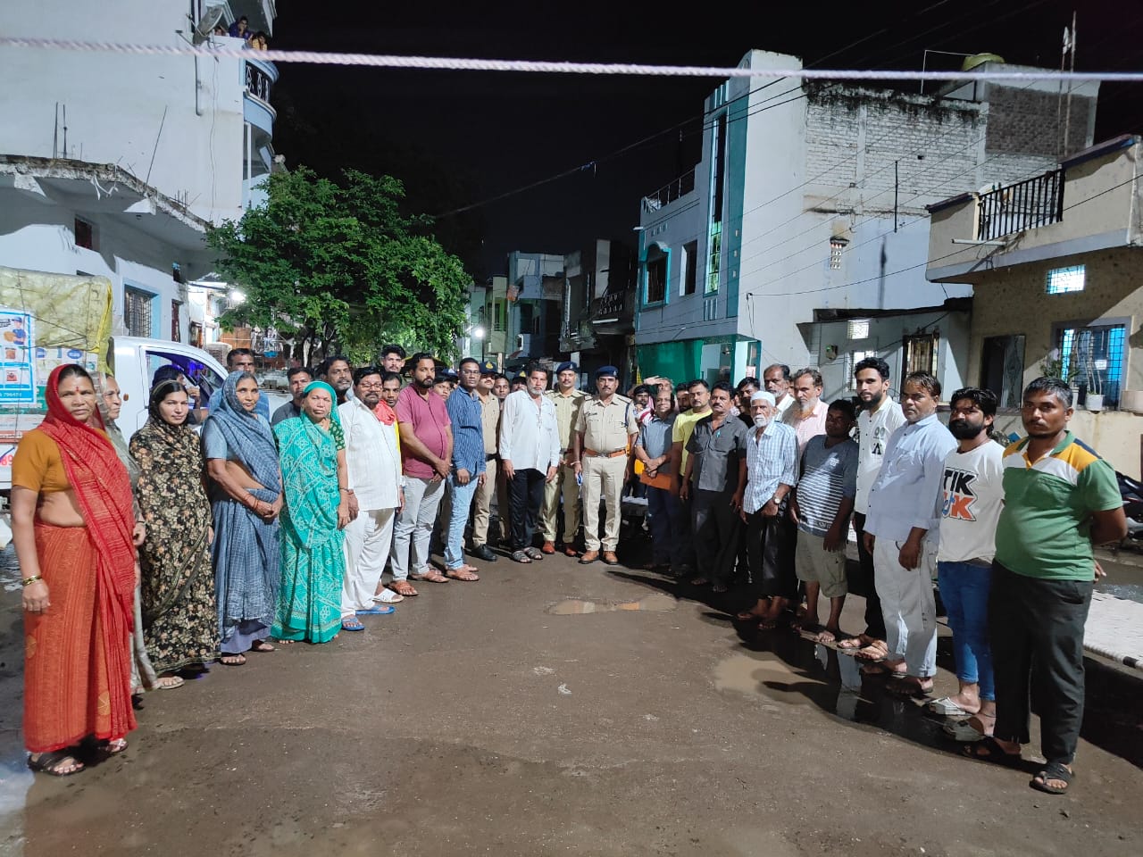 थाना कोतवाली बड़वानी के द्वारा पानवाड़ी मोहल्ले में  पुलिस चौपाल लगाकर महिलाओं पर घटित अपराधों व साइबर फ्रॉड की दी जानकारी