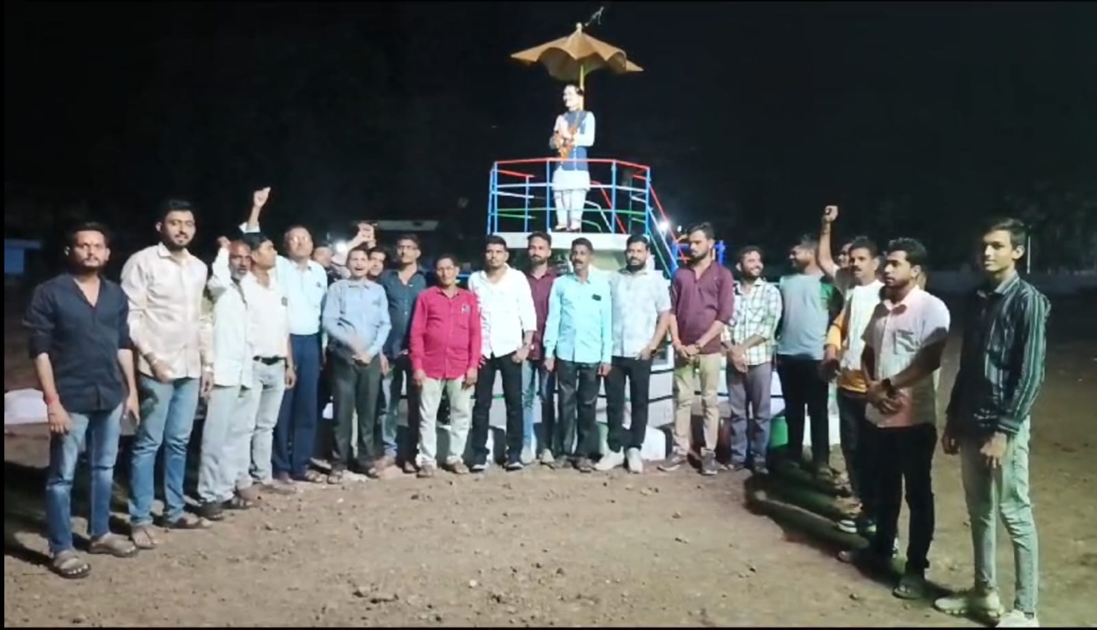 राजपुर केंद्रीय रेल मंत्रालय द्वारा खंडवा से बड़ौदा तक रेल मार्ग के सर्वे को स्वीकृत करने पर भाजपा मण्डल राजपुर एवं व्यापारी संघ द्वारा स्थानीय दशहरा मैदान पर एक दूसरे का मुंह मीठा करवा कर एवं आतिशबाजी कर जश्न मनाया