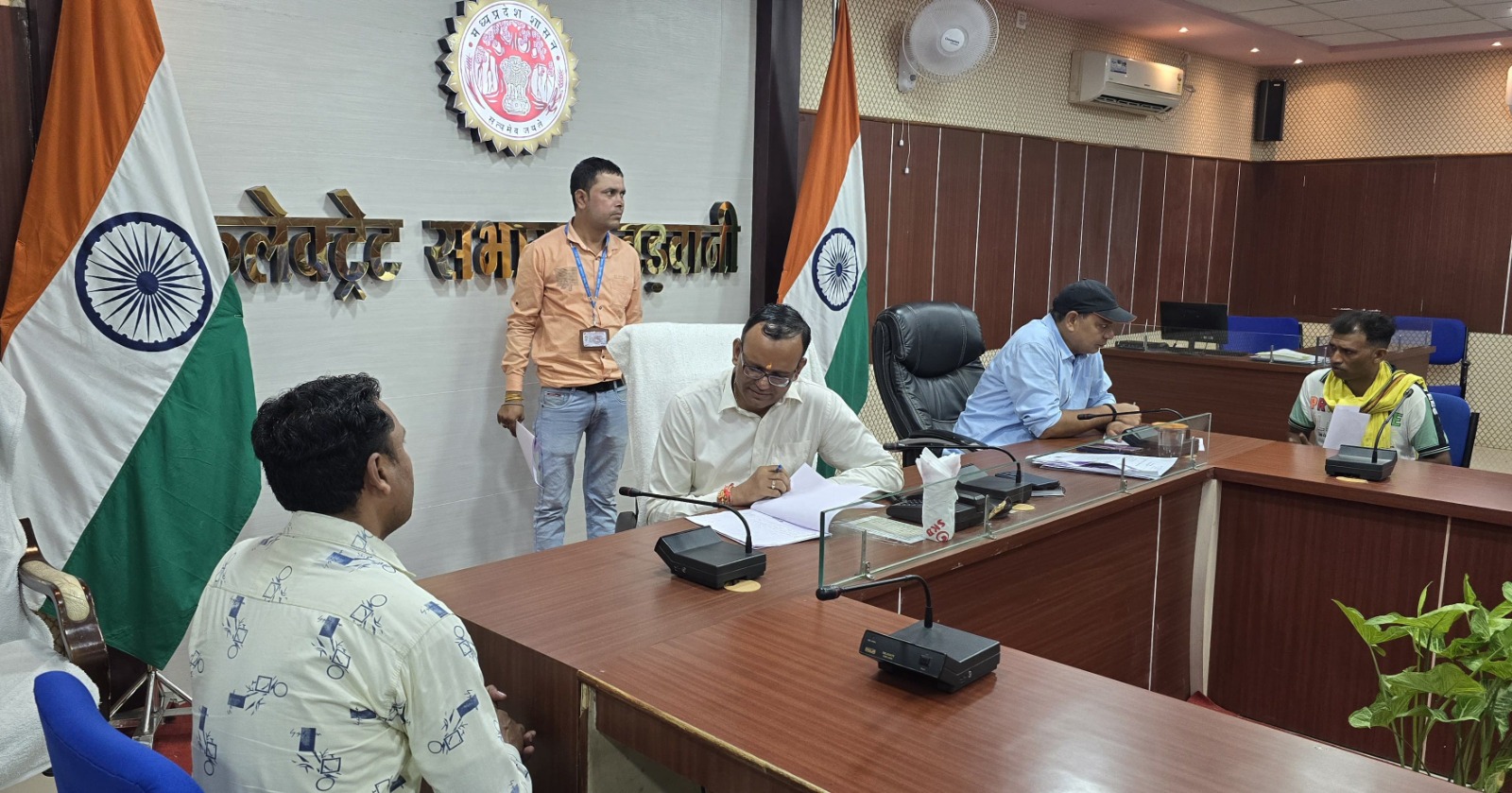 बड़वानी जिले के घागरखेड़ा, निहाली एवं चारणखेड़ा के निवासियों ने कलेक्टर को जनसुनवाई में आवेदन देकर बताया कि उनके ग्रामों में न तो बिजली के खंबे है और ना ही बिजली के तार फिर भी विद्युत वितरण कंपनी के अधिकारियों द्वारा विद्युत बिल थमाया जा रहा