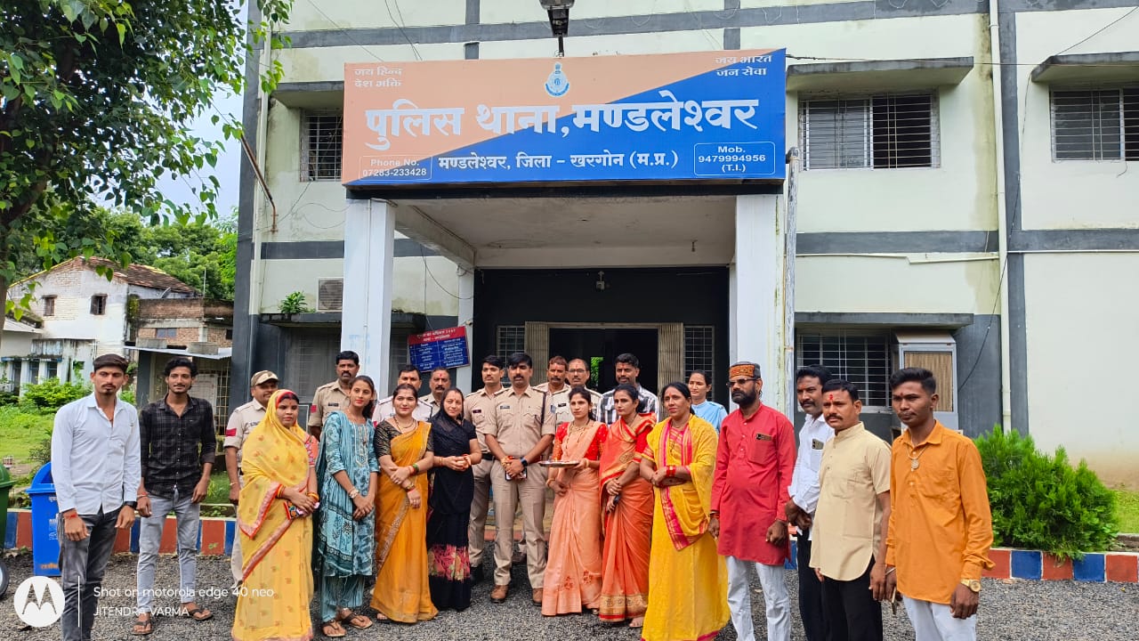 महेश्वर विश्व हिंदू परिषद , दुर्गा वाहिनी की बहनों के द्वारा पुलिस कर्मियों को  रक्षा सूत्र बांध कर  उनके स्वस्थ रहने  की कामना की