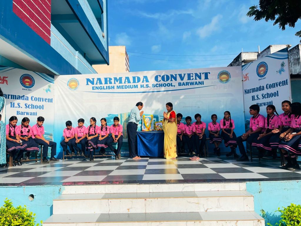 नर्मदा कान्वेंट स्कूल बड़वानी  में राष्ट्रीय खेल दिवस पर प्रश्न मंच और वीभिन्न खेल प्रतियोगितायें आयोजित की गयी विजेता टीम को किया दिया पुरुस्कार