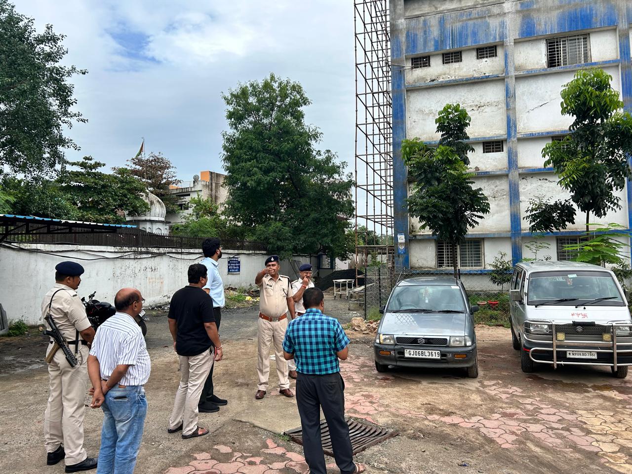 कुक्षी पश्चिम बंगाल में महिला डॉक्टर की घटना के बाद एसडीएम ,एसडीओपी, ने थाना प्रभारी के साथ सिविल अस्पताल की सुरक्षा व्यवस्था की जांच की