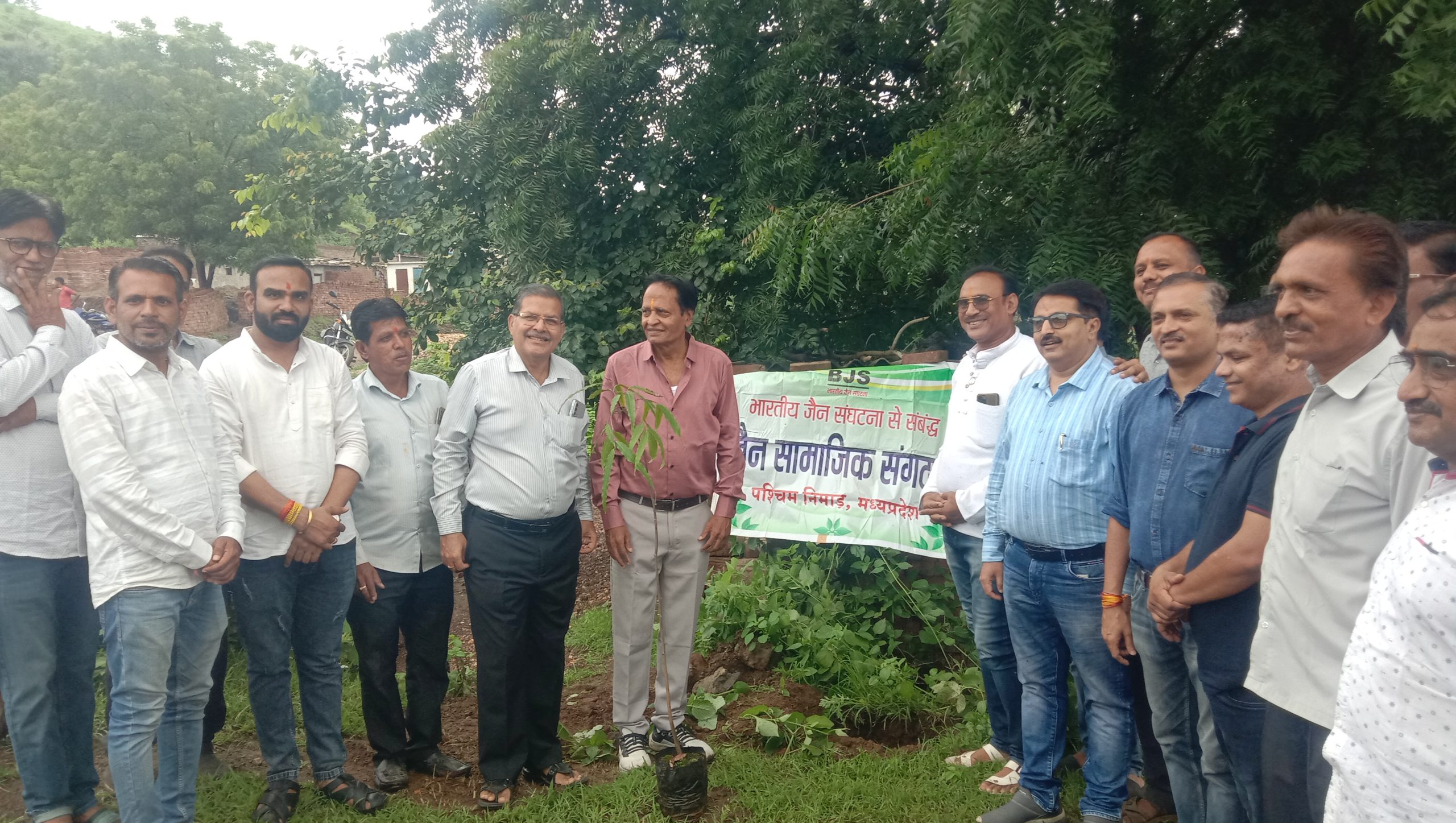 अंजड़ भाजपा के पूर्व जिला अध्यक्ष ओम खंडेलवाल ने अपना जन्मदिन गौशाला में एवं मुक्तिधाम में वृक्षारोपण कर मनाया