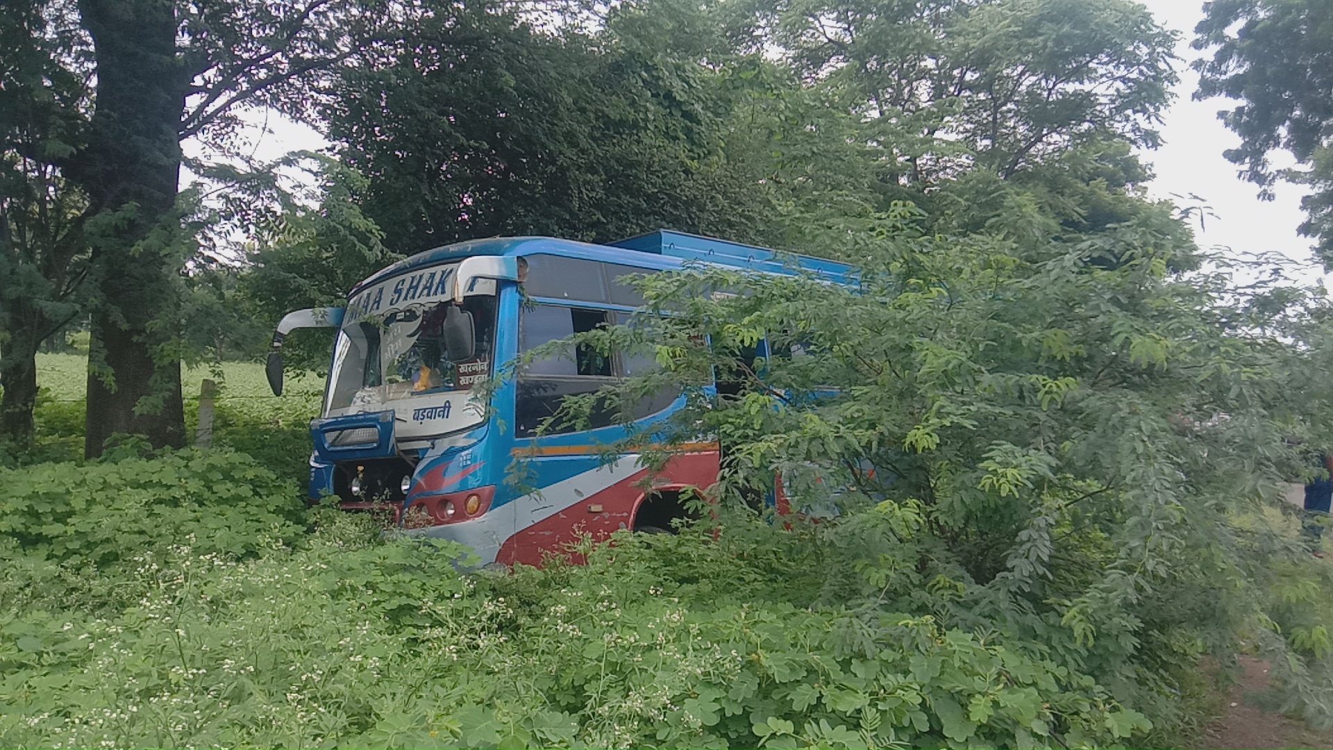 बड़वानी तलून में यात्री बस माँ शक्ती बस का स्टेरिंग फेल होने से हुई दुर्घटना  कोईभी यात्री के घायल नही