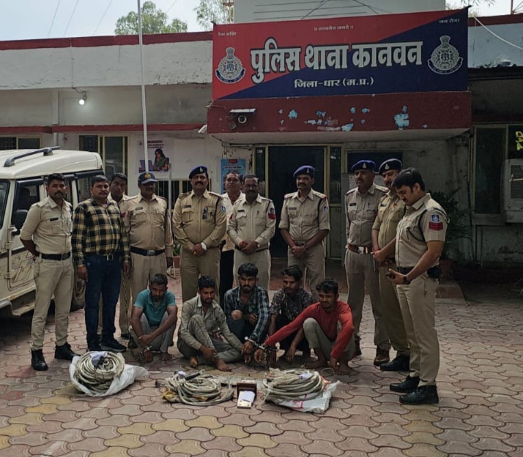 धार थाना कानवन पुलिस ने डकैती की योजना बनाते हुये 5 बदमाशो को किया गिरफ्तार व आरोपीयो के कब्जे से पवन चक्की से चोरी गया माल बरामद किया