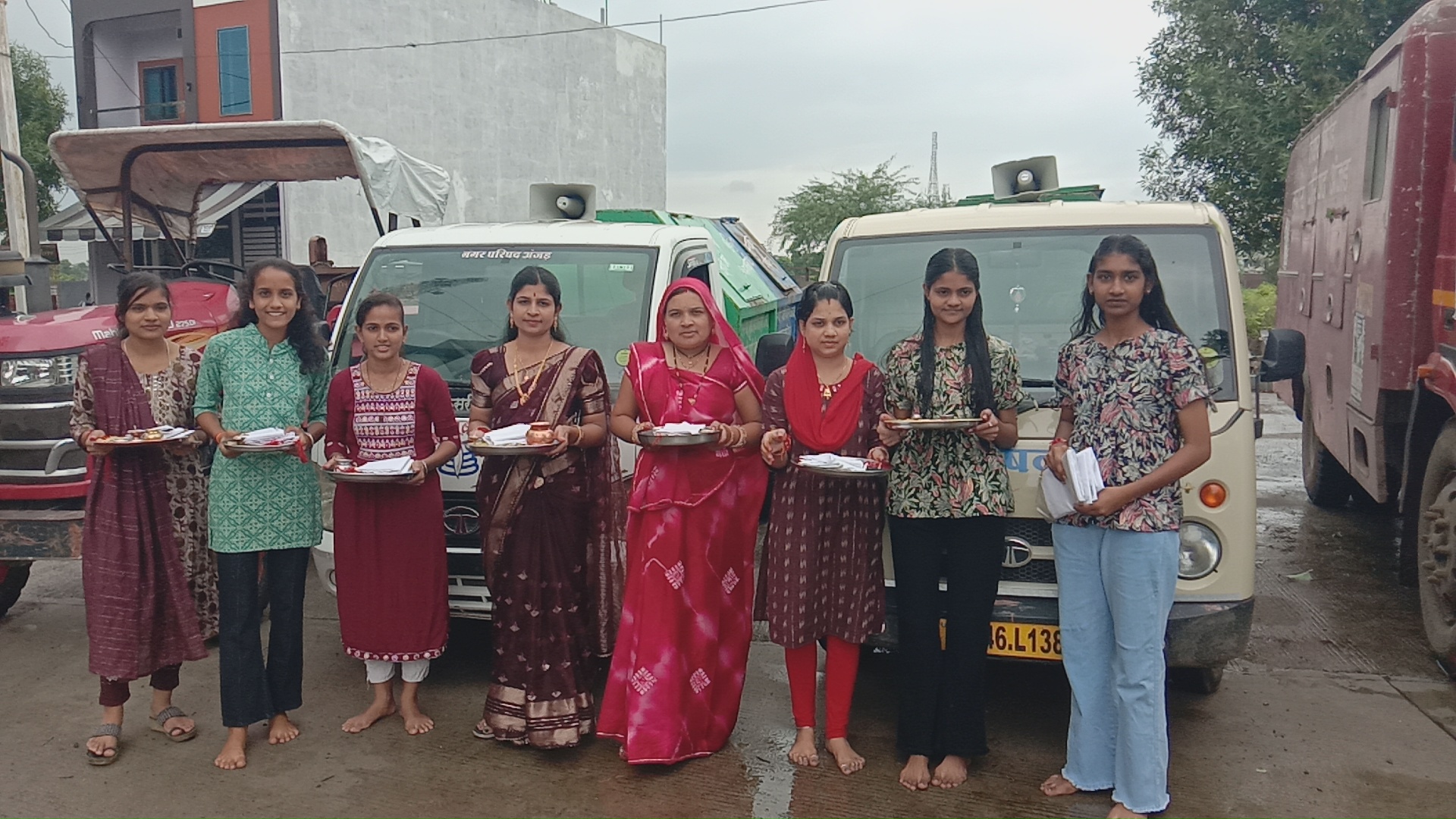 अंजड़ सकल यादव समाज की बहनो ने नगर परिषद के सफाई कर्मचारियों का तिलक लगाकर रक्षा सूत्र बांध कर उनका जीवन उज्ज्वल  रहे  की कामना की