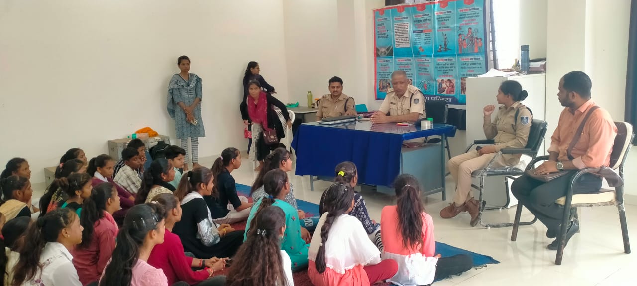 जागरुकता अभियान के तहत थाना अंजड पुलिस द्वारा स्कू़ली बच्चों को नये कानून के संबंध मे जानकारी देकर जागरुक किया गया