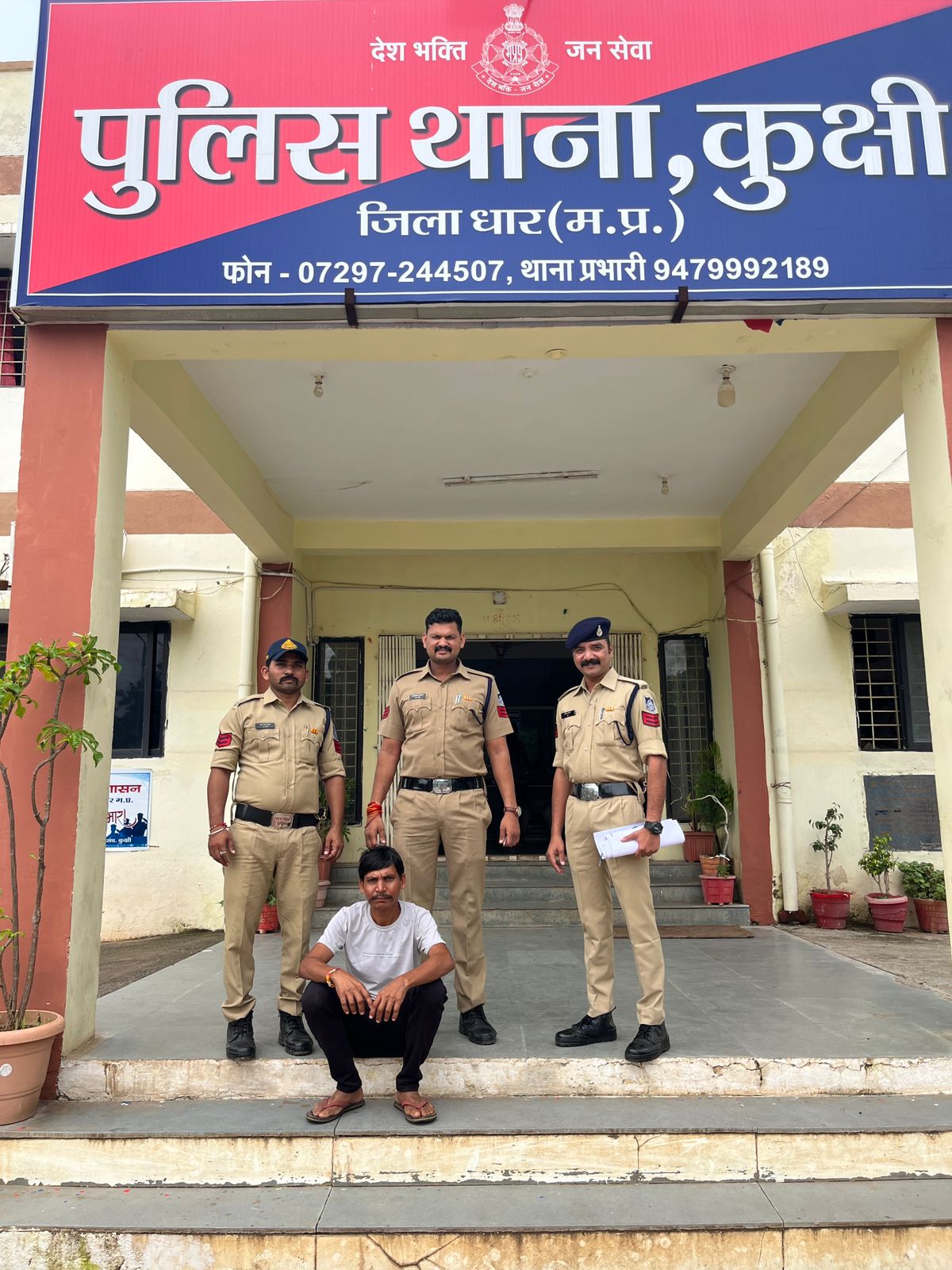 न्यायालय कुक्षी से फरार 5000 रुपये का ईनामी बदमाश कुक्षी पुलिस की गिरफ्त में "