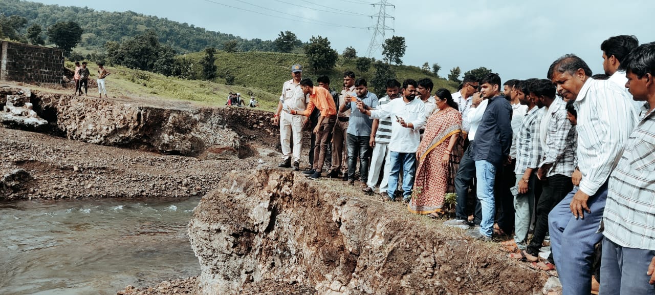 टांडा (धार) क्षेत्र का सबसे बड़ा तालाब ताराघाटी इंदिरा जलाशय  पिछले  दिनों से  अधिकारियों की लापरवाही के कारण  रात्रि में तालाब का वेस्टवेयर  टूट गया  था