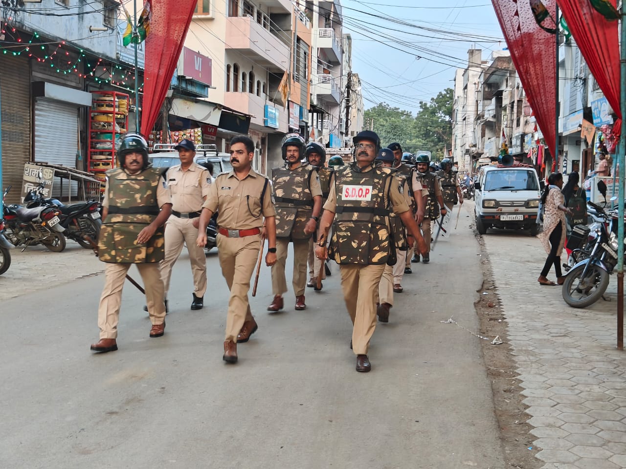 बड़वानी  एसपी पुनीत गेहलोद ने पुलिस बल के साथ एरिया डोमिनेशन कर निकाला फ्लैग मार्च