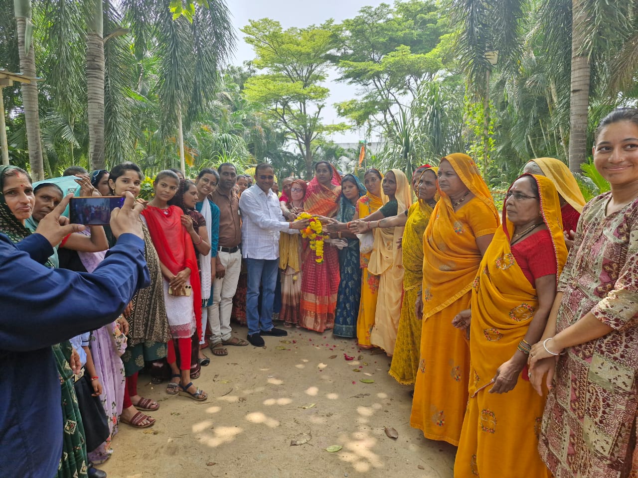 बड़वाह महिला सशक्तिकरण एवं महिला आत्मनिर्भर बनाने के लिए श्रीमती ज्योति चौहान आज विधायक निवास पहुंची