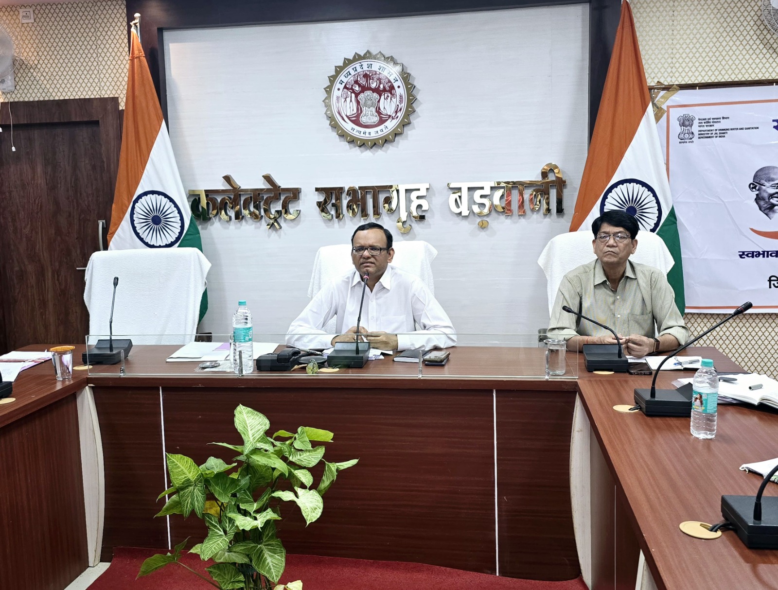 बड़वानी कलेक्टर की अध्यक्षता में समय सीमा प्रकरणों की समीक्षा बैठक सम्पन्न