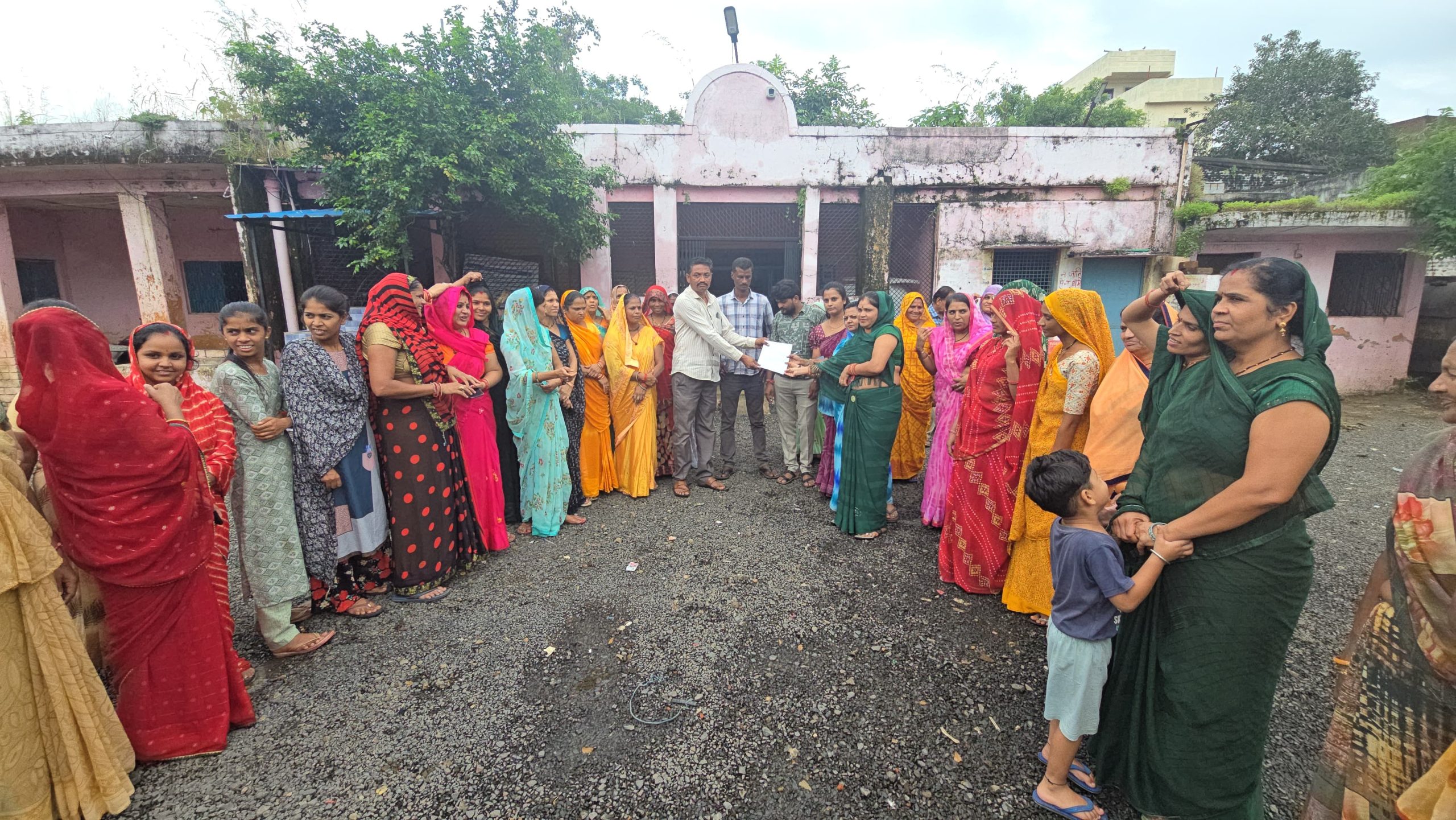धार टांडा नल जल योजना मैं बड़ा भ्रष्टाचार नलों में नहीं आ रहा पानी पानी को लेकर ग्रामीणों ने दिया ज्ञापन