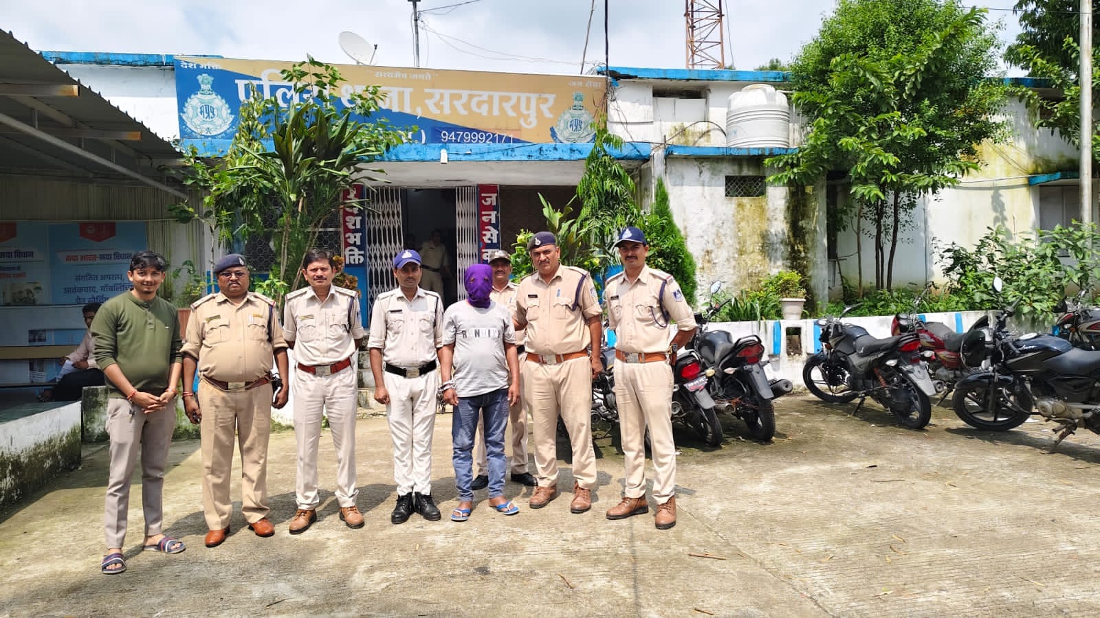 धार जिले के विभिन्न थाना क्षेत्र में कांबिंग गस्त के दौरान इनामी बदमाश स्थाई वारंटी एवं कुख्यात मुजरिमो को पकड़ने में पुलिस को सफलता  मिली