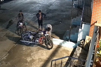 सनावद चोरों के हौसले बुलंद पार्षद के घर के सामने खड़ी बुलेट चुराने में तीनों चोर असफल पुलिस गश्त पर उठे सवाल