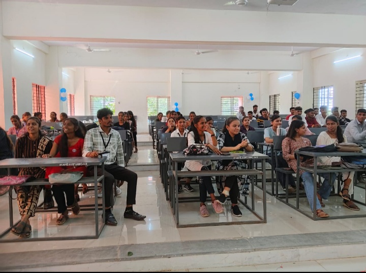 अंजड़ शिक्षक दिवस के उपलक्ष्य में स्वामी अमूर्तानन्द शासकीय महाविद्यालय अंजड़ में महाविद्यालय के विद्यार्थियों द्वारा शिक्षक दिवस पर शिक्षकों का किया सम्मान