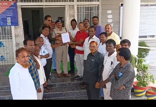 अंजड़ केंद्रीय मंत्री रवनीत सिंह बिट्टू और रघुराज सिंह के द्वारा दिए गए आपत्ति जनक बयान के खिलाफ ब्लाक कांग्रेस कमेटी अंजड के द्वारा थाने पर ज्ञापन देकर दोषियों के खिलाफ एफआईआर दर्ज करने की मांग की गई