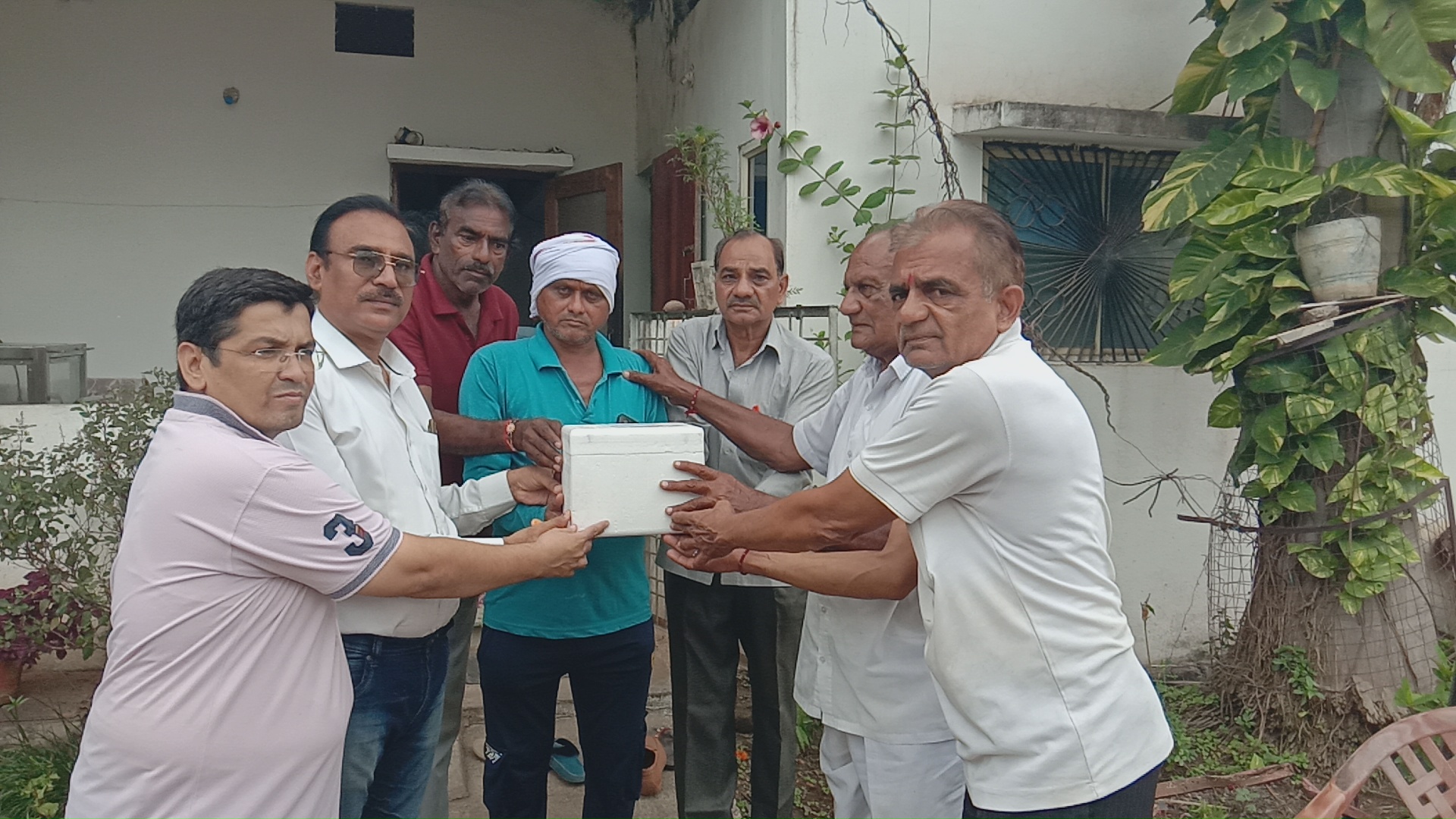 अंजड़ भूतपूर्व सैनिक की पत्नी श्रीमती पुष्पलता ओम शर्मा के निधन के बाद परिवार ने किया नेत्रदान