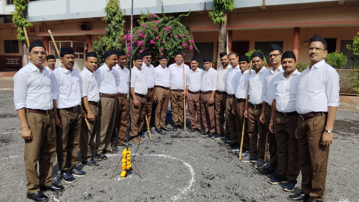 सनावद विजयदशमी के पावन पर्व पर आरएसएस के द्वारा पथ संचलन निकाला गया विभाग सह कार्यवाहक राधेश्याम पाटीदार ने संभोधित किया