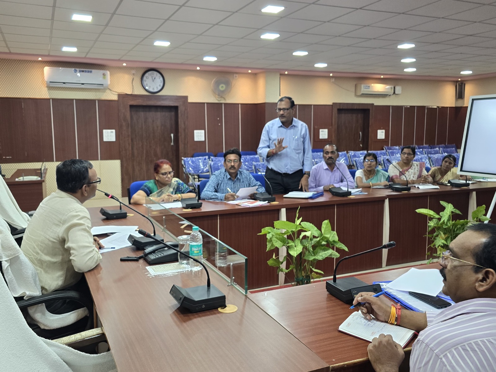 कलेक्टर बड़वानी पी.एम.श्री कन्या उ.मा.वि. अंजड़ के नवीन भवन को शीघ्र हेण्डओवर करने एवं मलबा हटाने के दीये निर्देश