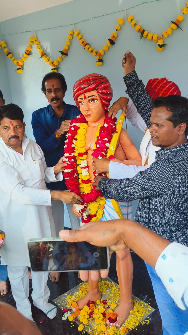 अंजड़ बिरसा मुंडा चौराहे पर आज दोपहर 12:00 बजे पूर्व गृहमंत्री एवं विधायक बाला बच्चन जी के द्वारा भगवान बिरसा मुंडा के जन्म जयंती महोत्सव पर बिरसा मुंडा मंदिर का  लोकार्पण किया