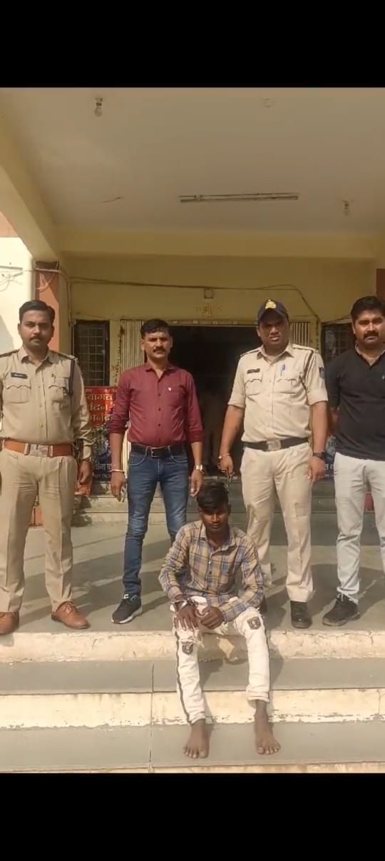 थाना कुक्षी पुलिस द्वारा बलात्कार के आरोपी को अमरेली गुजरात से गिरफ्तार कर उसके कब्जे से एक मोटरसाइकिल जप्त कर उसे भेजा जेल