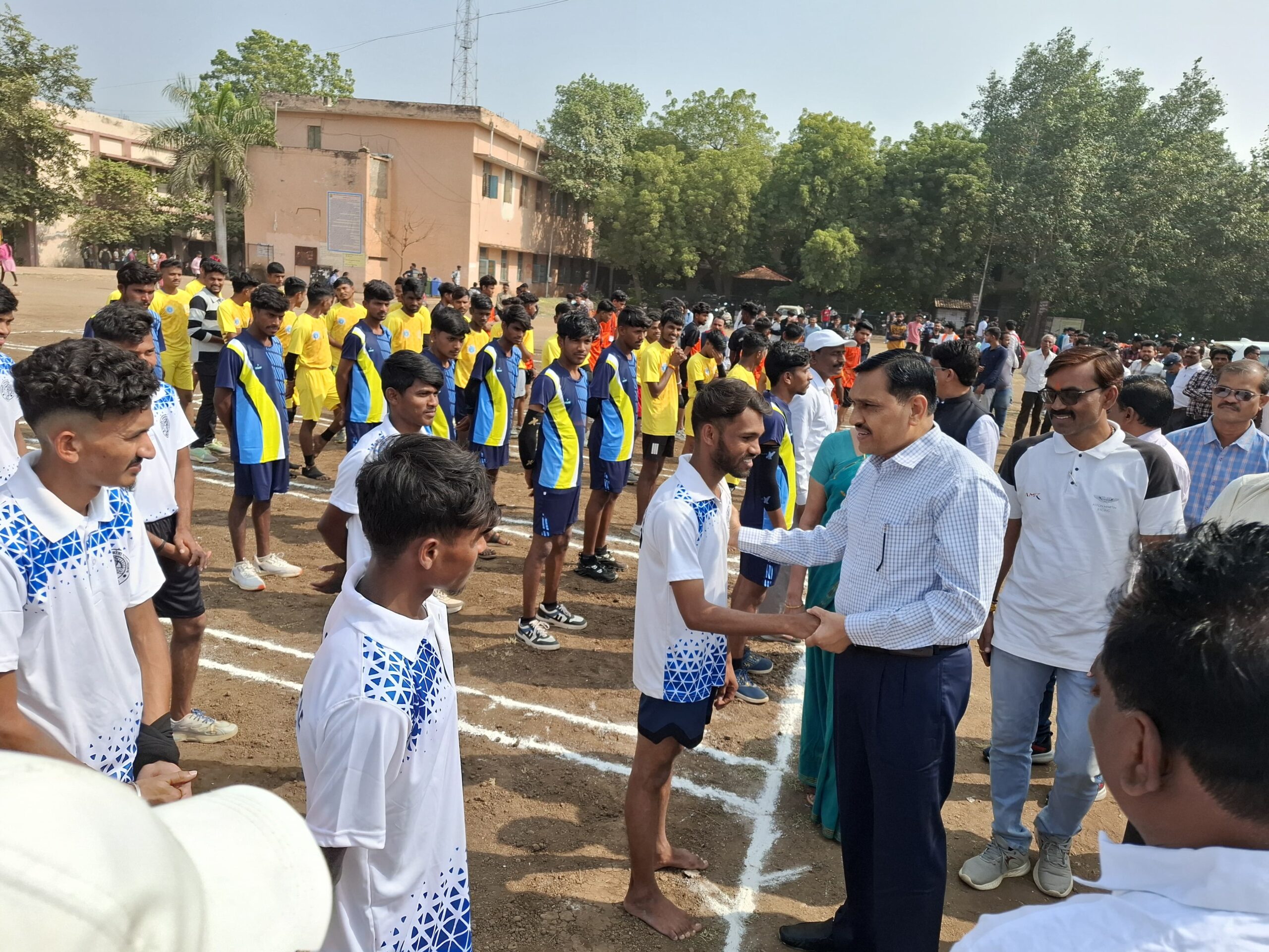 प्रधानमंत्री कॉलेज ऑफ़ एक्सीलेंस बड़वानी में आयोजित की गई जिला स्तरीय खो खो पुरुष प्रतियोगिता मुख्य अथिति पुलिस अधीक्षक  ने खिलाड़ियों से किया परिचय