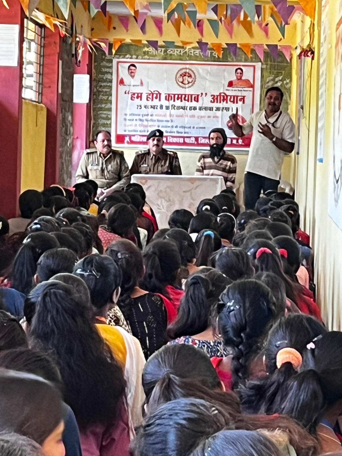 पाटी के शासकीय कन्या उच्चतर माध्यमिक विद्यालय मे कक्षा 9वी से 12वी के लगभग 200 बालिकाओं को महिला अधिकारों की जानकारी दी हम होंगे कामयाब,