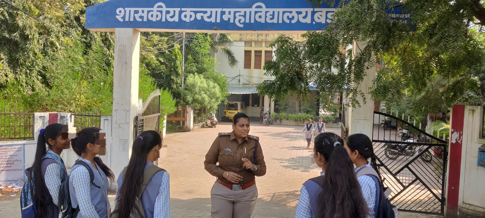 बड़वानी लगातार जारी है निर्भया प्रभारी के प्रयास स्कूल कालेज में भर्मण कर बच्चीयो किया जा रहा है जागरूक