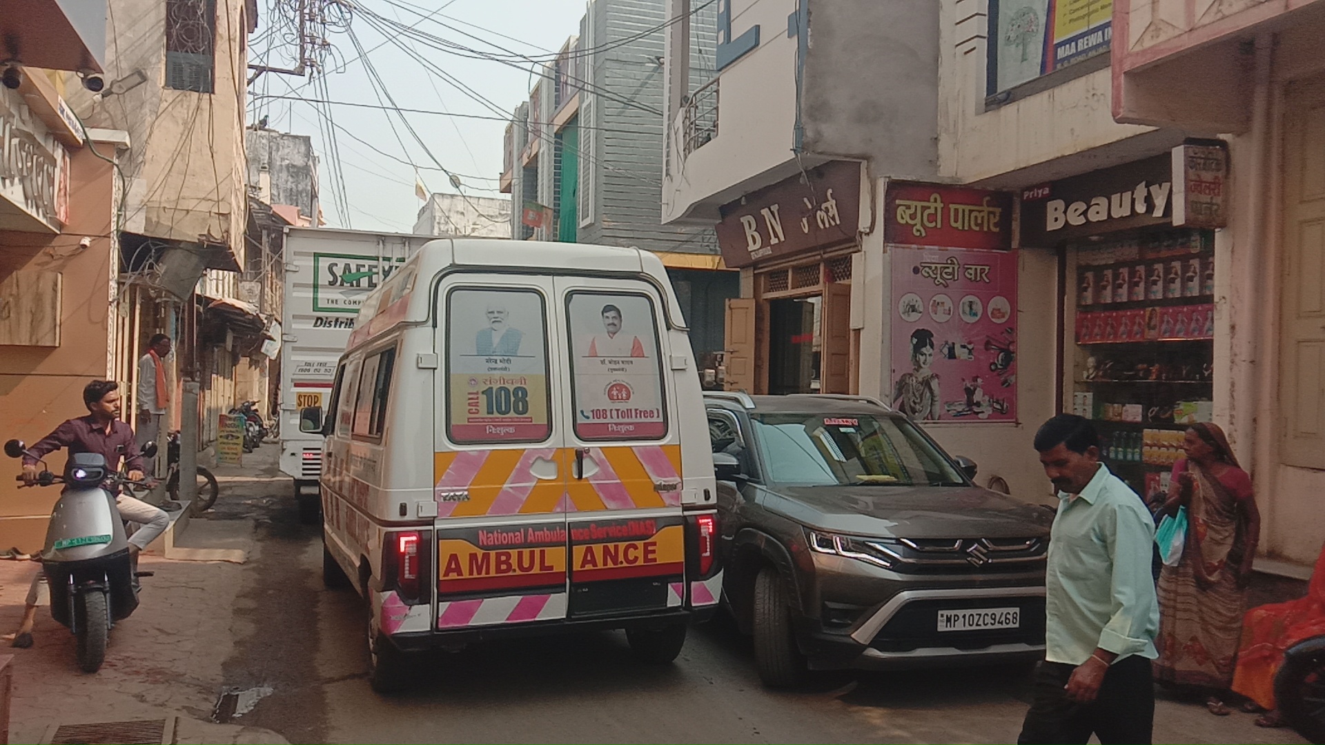 अंजड़ मैं बेकाबू ट्रैफिक यातायात मैं फांसी एम्बुलेंस 15 मिनट तक लगा रहा जाम नहीं मिला एंबुलेंस को रास्ता