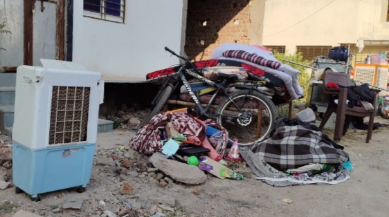 प्रताप गढ़ मकान मालिक ने किरायेदार का सामान फेका पीड़ता के साथ झूमा झटकी की पीड़िता पहुची थाने पुलिस ने वापस रखवाया सामान