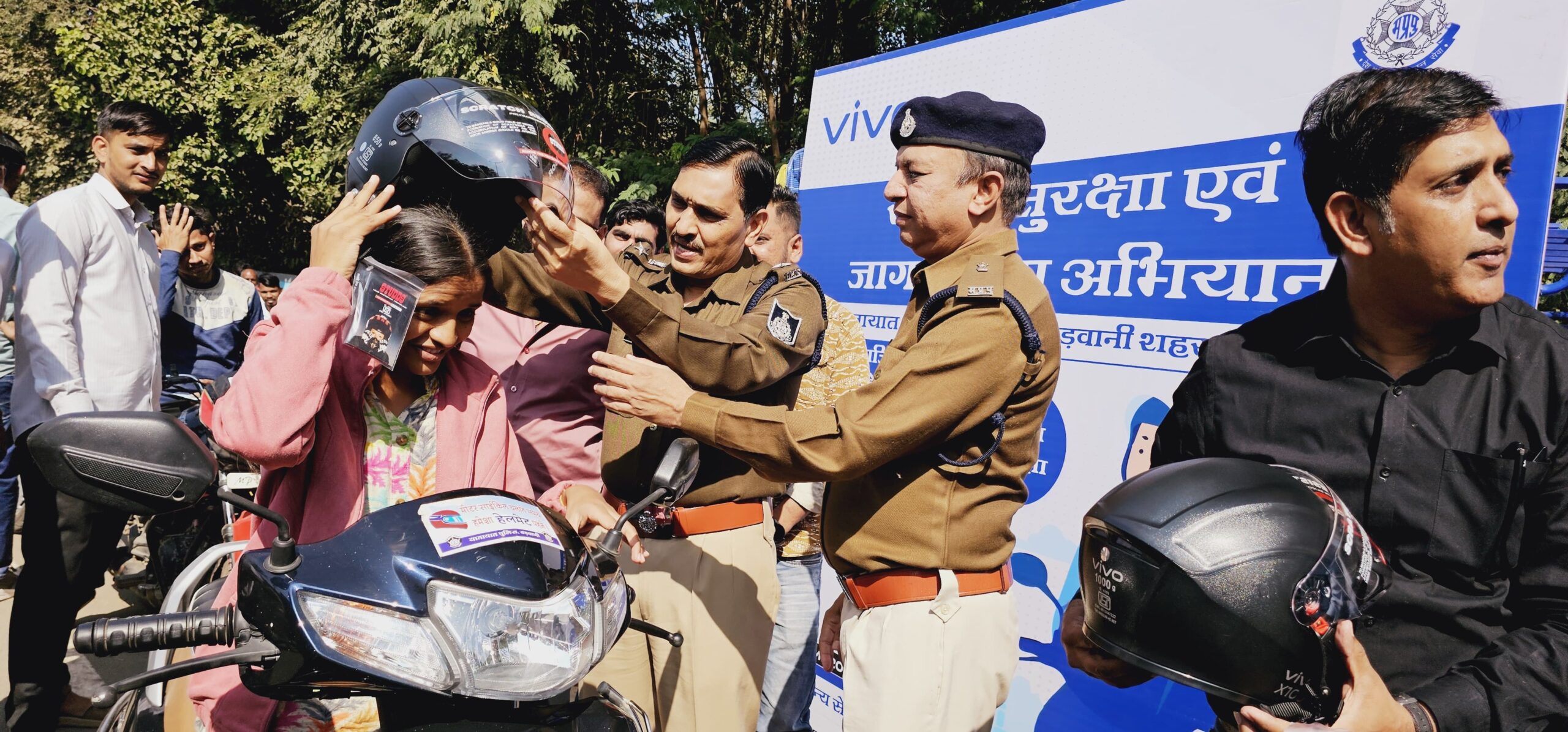 बड़वानी दो पहिया चालको के दस्तावेज पूर्ण पाए जाने पर पुलिस अधीक्षक ने बाटे निजी कम्पनी के सहयोग से 250 चालको को निशुल्क हेलमेट