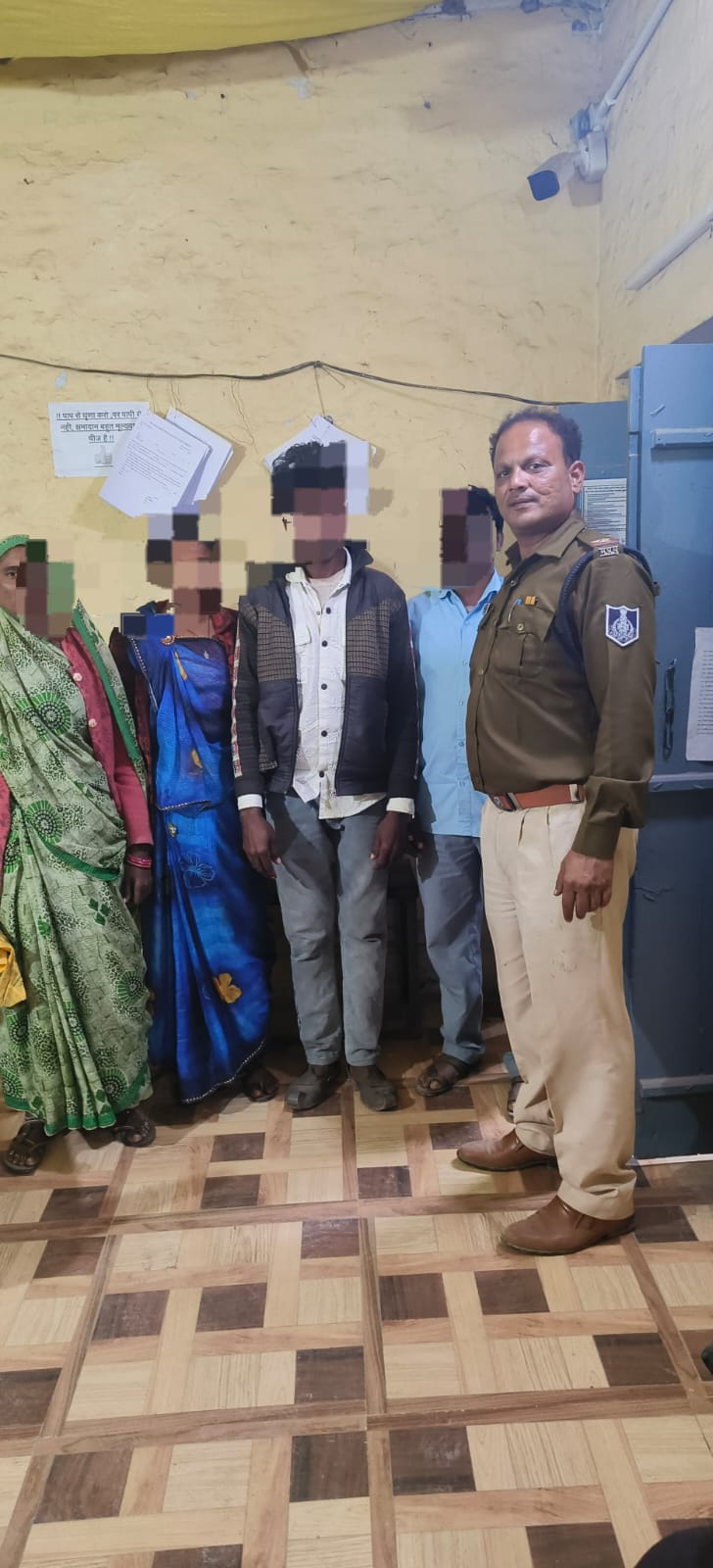 थाना जुलवानिया पुलिस ने अपहृता बालिका को ऊन जिला खरगोन बस स्टैंड से डुंड कर परिजनों के सुपुर्द किया, परिजनों के चेहरे पर लौटी मुस्कान