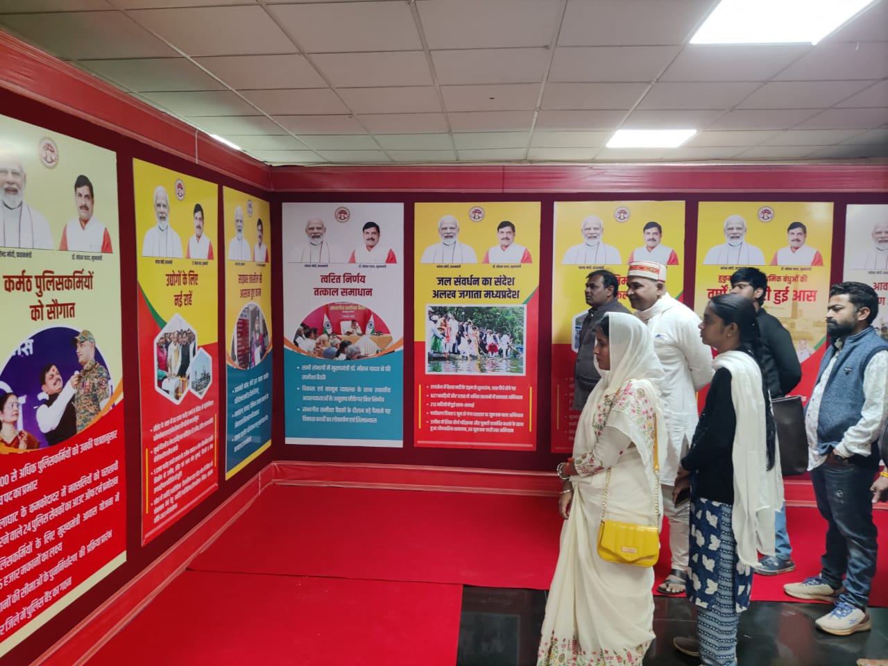 बड़वानी जन कल्याण पर्व विकास प्रदर्शनी का कलेक्ट्रेट कार्यालय परिसर में हुआ शुभारंभ जनप्रतिनिधि एवं अधिकारीगण ने किया अवलोकन