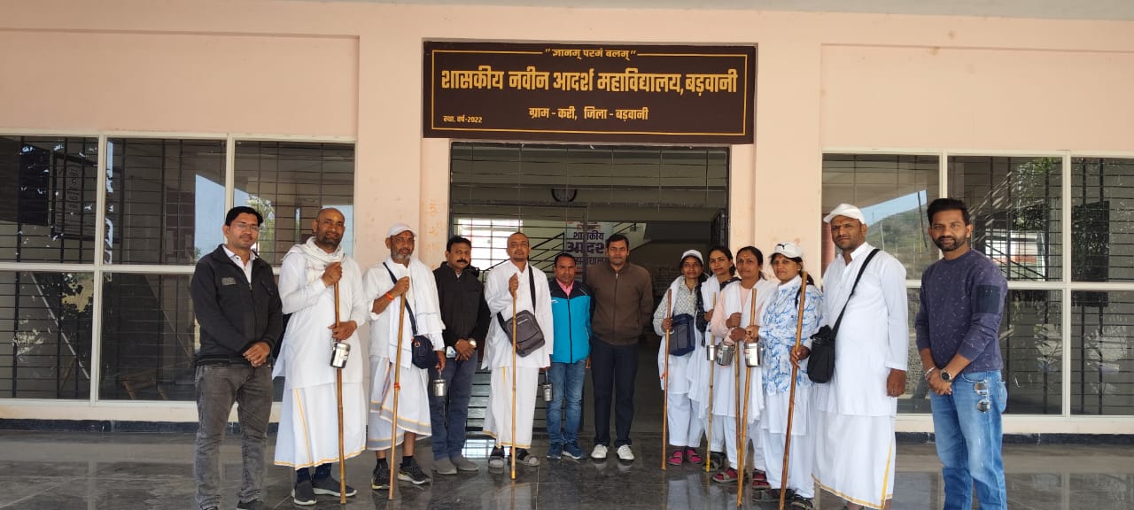 बड़वानी स्वयं सेवकों द्वारा नर्मदा परिक्रमा वासियों के लिये  महाविद्यालय परिसर में जल पान-चाय की व्यवस्था कर परिक्रमा वासियो का किया स्वागत