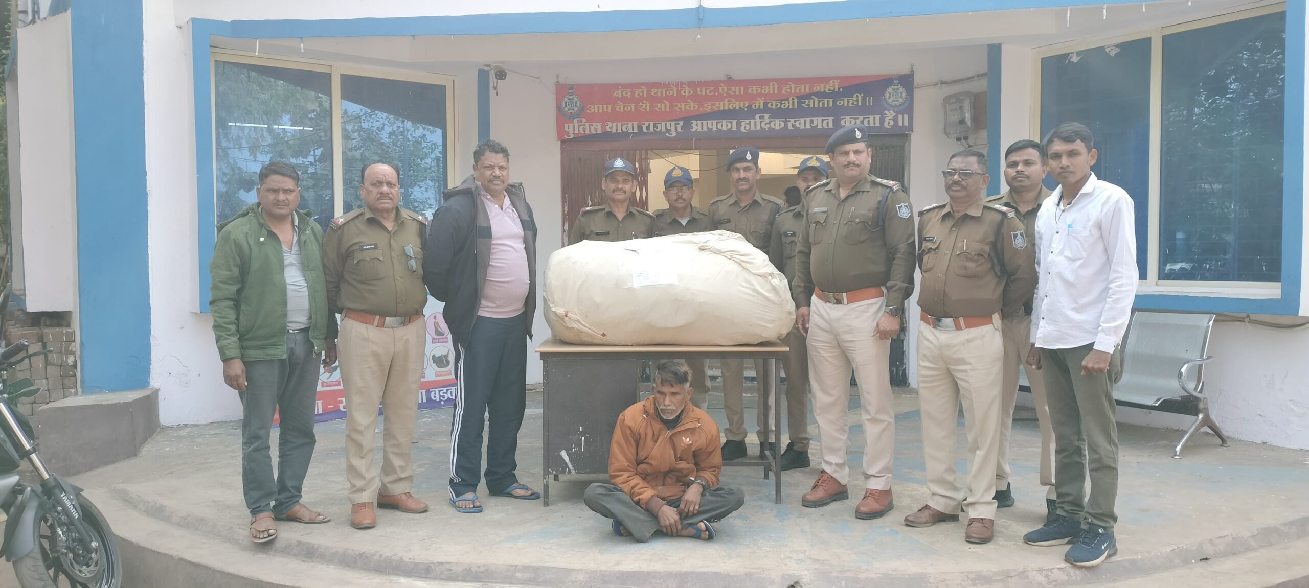 थाना राजपुर पुलिस ने ग्राम बुदरा से आरोपी चतरसिंग अहिरवाल द्वारा अपने खेत में अवैध रुप से लगाये गये कुल 340 गांजे के पौधे किमती 7,30,000 रुपये के जप्त कर आरोपी चतरसिगं को गिरफ्तार कर भेजा जेल