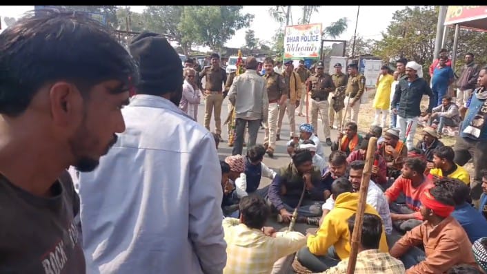 मांडू में युवक  की हत्या के बाद परिजन व ग्रामीणो में भारी आक्रोश मांडू नाका पर बैठ कर रास्ता किया जाम आरिपियो कि गिरफ्तारी एव घर तोड़ने की मांग