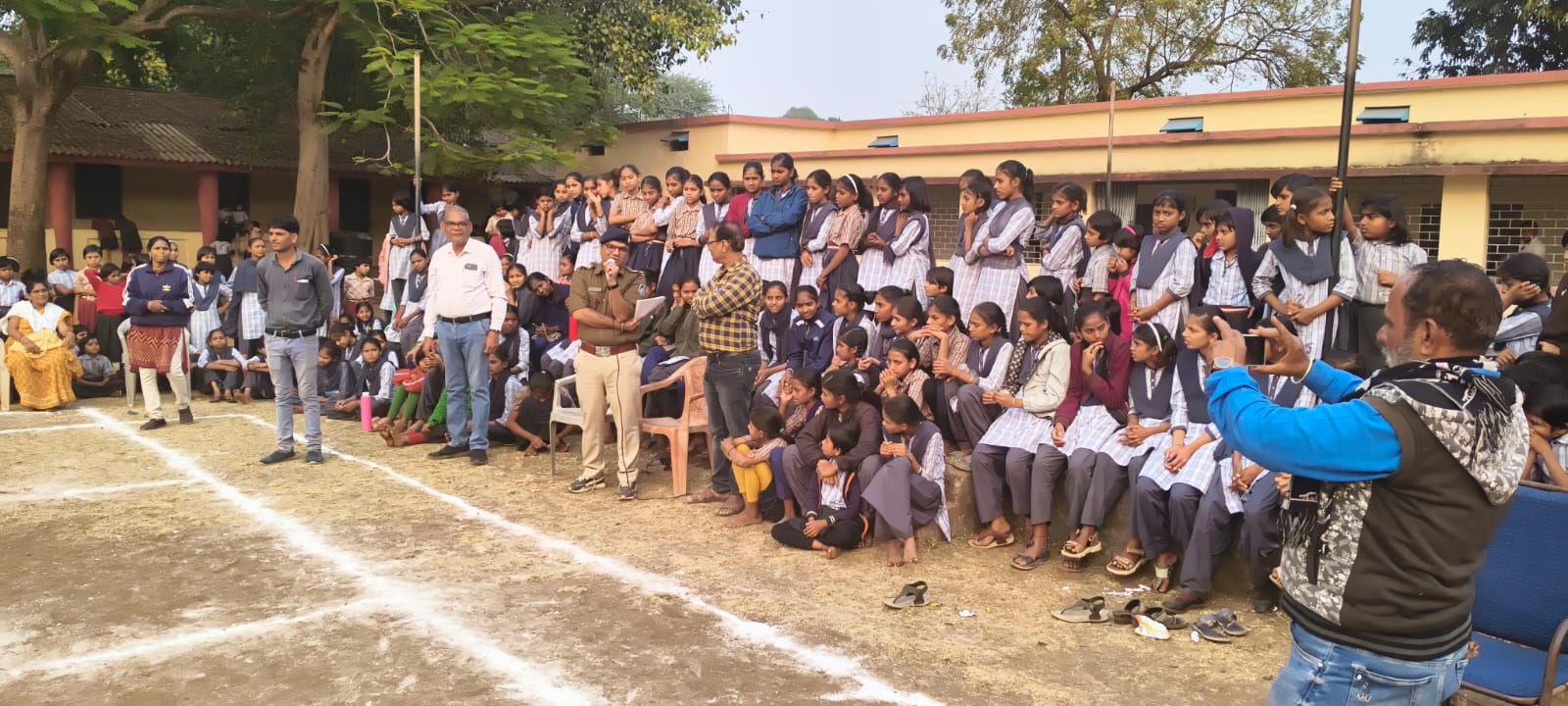पुलिस थाना निवाली द्वारा शासकीय बालक उत्कृष्ट विद्यालय निवाली में वार्षिक खेल उत्सव के दौरान सायबर अपराधों और फ्रॉड से बचाव के लिए जागरूकता कार्यक्रम का आयोजन किया गया