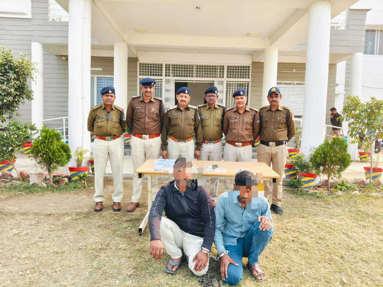 थाना अंजड़ पुलिस ने 5 माह पूर्व हुई सुने मकानों में चोरी कि घटनाओं के आरोपियों को पकड़ा, कब्जे से 3 लाख 15 हजार के सोने चांदी के आभूषण किये जप्त, आरोपियों को भेजा जेल