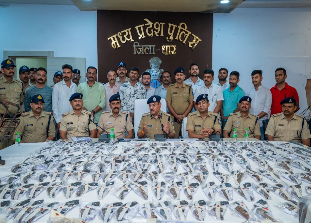 पुलिस अधीक्षक धार मनोज कुमार सिंह के मार्गदर्शन में अवैध हथियारों के निर्माण एव तस्करों पर कड़ी कार्य वाही 23 -24  में 283 प्रकरण में 330 को भेजा जेल