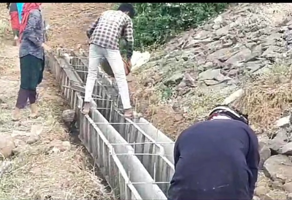 ठीकरी इंदिरा सागर की माइनर नहर निर्माण में भारी भृष्टाचार नहर निर्माण में तकनीकी खामिया व्यर्थ बहेगा पानी किसानों की होगी हानि