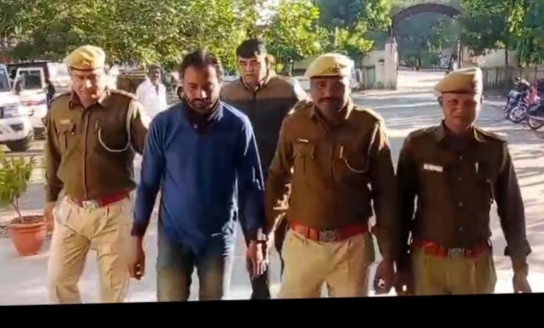 प्रताप गढ़ अवैध हथियार एक नाल टोपीदार 02 बंदुके, छर्रे, बारूद व गुप्ती के साथ एक अभियुक्त गिरफ्तार