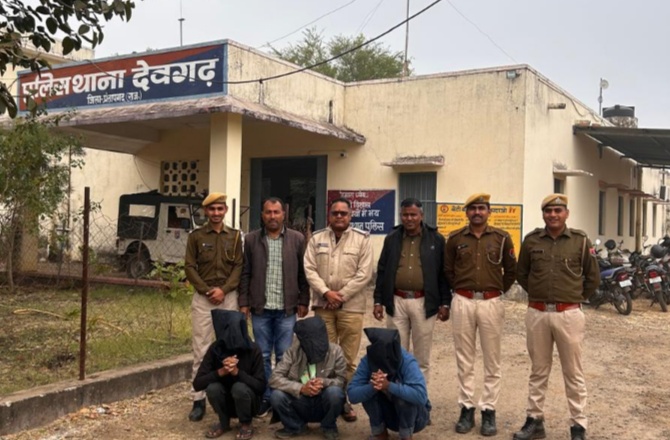 06 माह पूर्व जंगल में सुनसान रास्ते पर मुनिम के साथ डकैती करने वाले तीन अभियुक्तों को पुलिस ने किया  गिरफ्तार लूट का माल बरामद