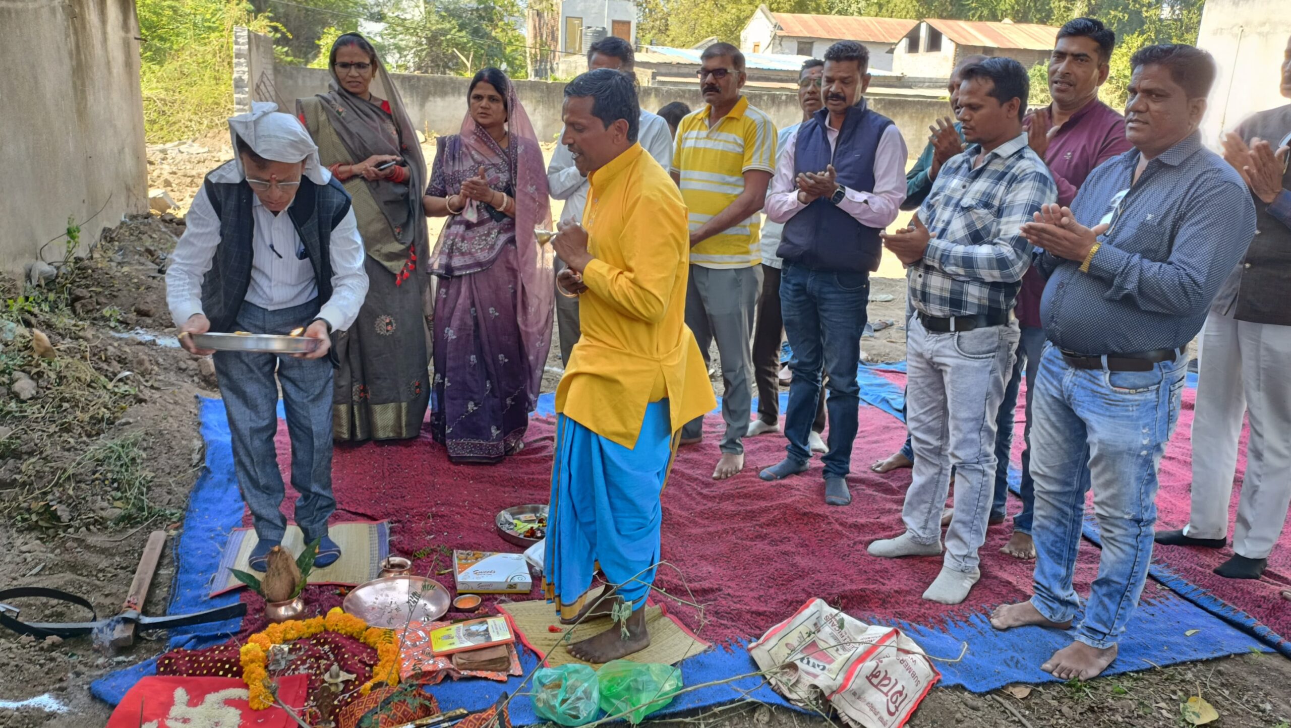 अंजड:- नगर परिषद प्रांगण में 1.50 करोड़ की लागत से बनने वाले सर्वसुविधायुक्त दो मंजिला भवन का भूमि पूजन किया  डामरीकरण का किया निरक्षण