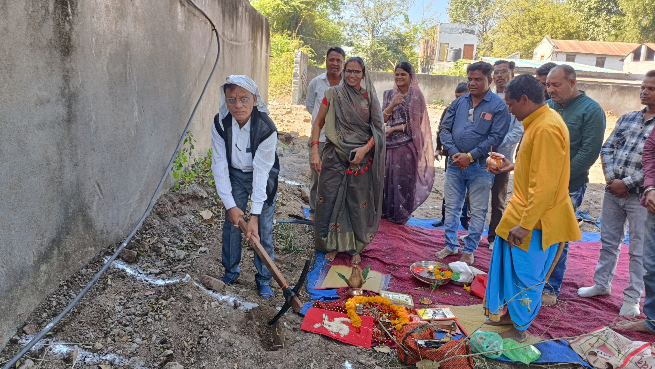 अंजड:- नगर परिषद प्रांगण में 1.50 करोड़ की लागत से बनने वाले सर्वसुविधायुक्त दो मंजिला भवन का भूमि पूजन नप अध्यक्ष मांगीलाल मुकाती के कर कमलों से शनिवार को सम्पन्न हुआ